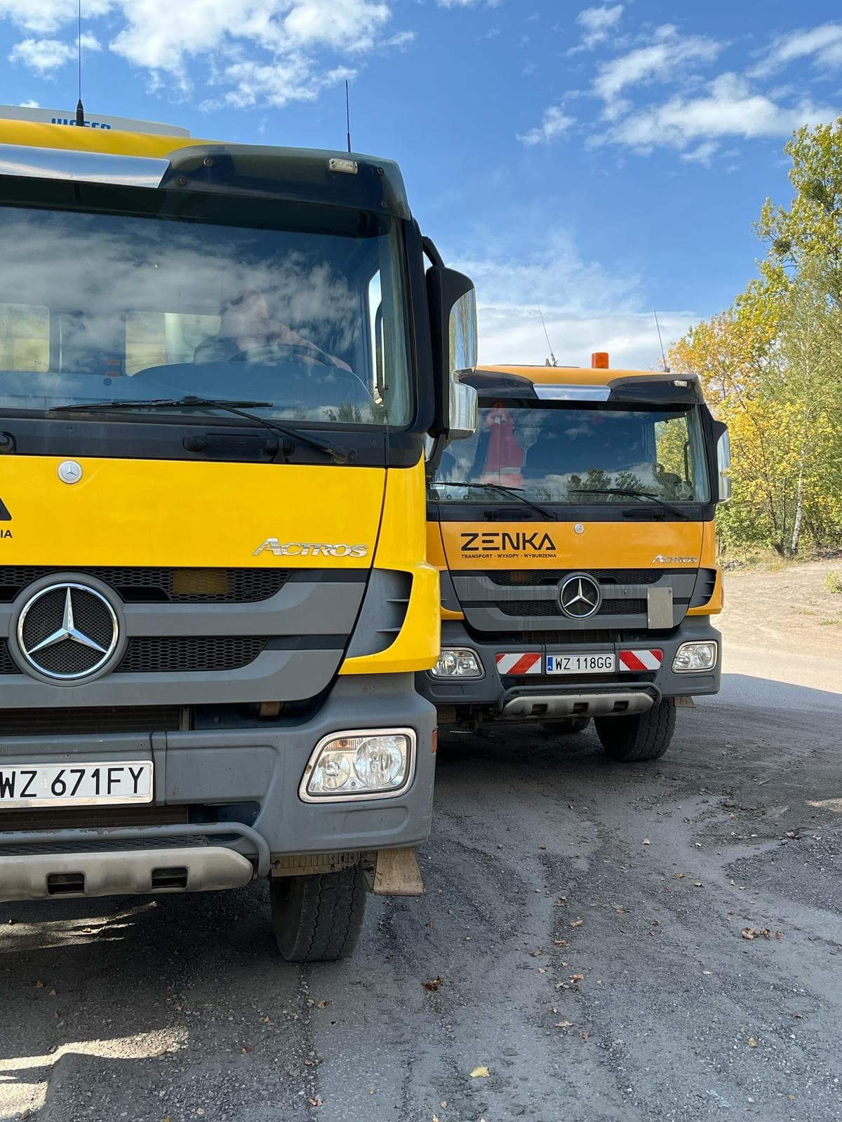 Flota Zenka – żółta wywrotka Mercedes Actros w terenie