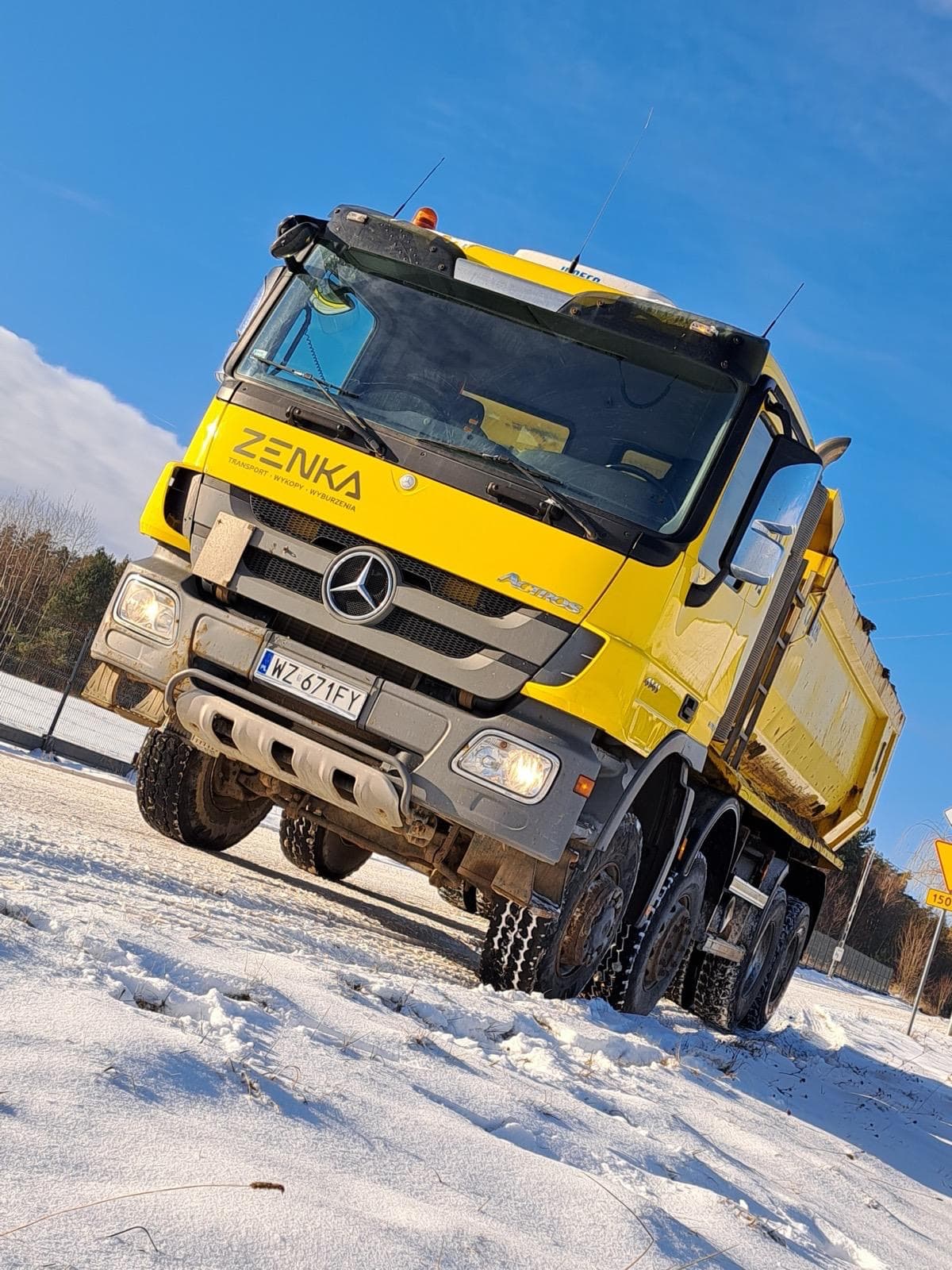 Ciężarówka Mercedes-Benz Actros firmy Zenka na placu budowy