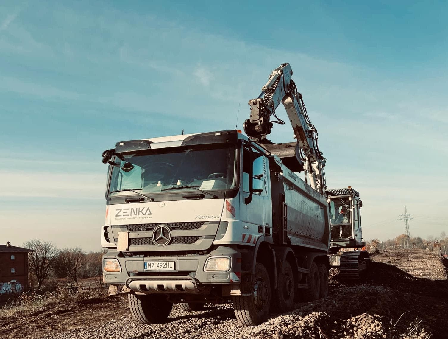 Samochód ciężarowy Mercedes Actros na budowie